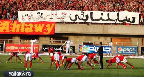 بالفيديو والصور.. "سلملنا بقي عالصفقات" وتاريخ عم حارس في احتفالات الأهلي بالسوبر 